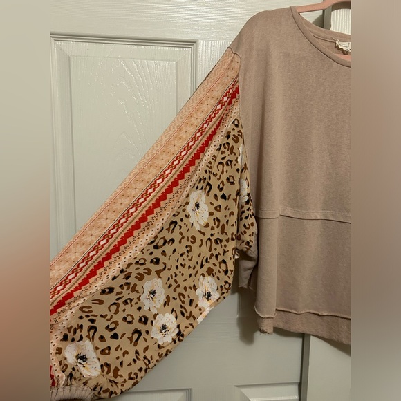 Easel Beige Sweatshirt with Red and Animal Patterned Sleeves M - Picture 3 of 5